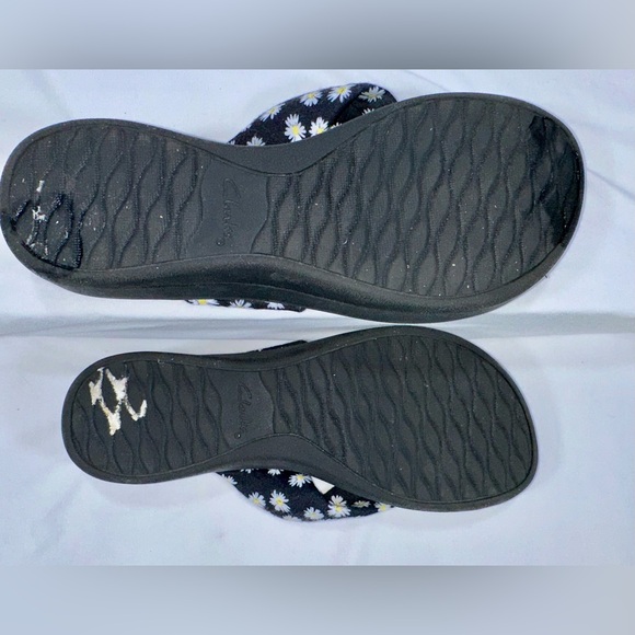 NWOT CLARKS Women's Arla Glison Flip-Flop - Black Textile with Daisies - size 10 - Picture 2 of 5